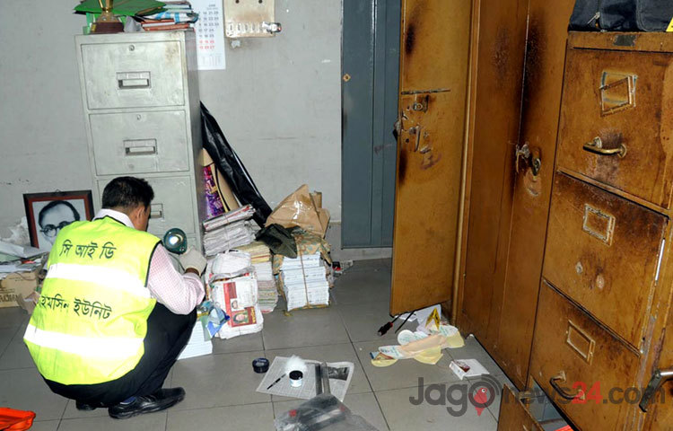 শনিবার রাতে জাতীয় প্রেসক্লাবে দুর্ধর্ষ চুরির ঘটনা ঘটেছে। প্রেসক্লাবের লকার ভেঙে গুরুত্বপূর্ণ কাগজ ও নগদ অর্থ লুট করা হয়েছে বলে জানা গেছে