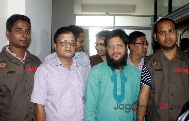 আলোচিত কোকেন পাচারের ঘটনায় অবশেষে মণ্ডল গ্রুপের দুই কর্ণধার আতিক ও কামালকে গ্রেফতার করেছে শুল্ক গোয়েন্দা বিভাগ