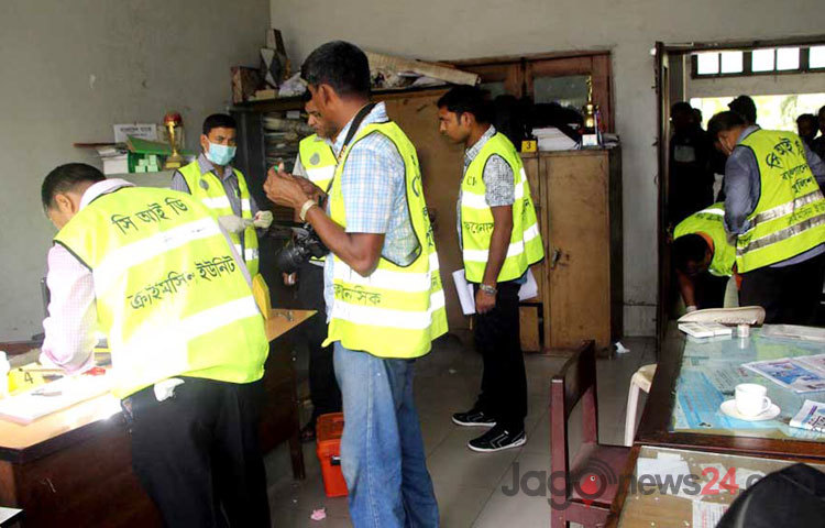 শনিবার রাতে জাতীয় প্রেসক্লাবে দুর্ধর্ষ চুরির ঘটনা ঘটেছে। প্রেসক্লাবের লকার ভেঙে গুরুত্বপূর্ণ কাগজ ও নগদ অর্থ লুট করা হয়েছে বলে জানা গেছে