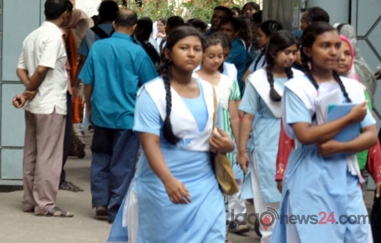 একাদশ শ্রেণীতে ভতিচ্ছুদের ভর্তি হওয়ার অপেক্ষা। রাজধানীর ভিকারুন্নেছা স্কুল এন্ড কলেজ থেকে তোলা