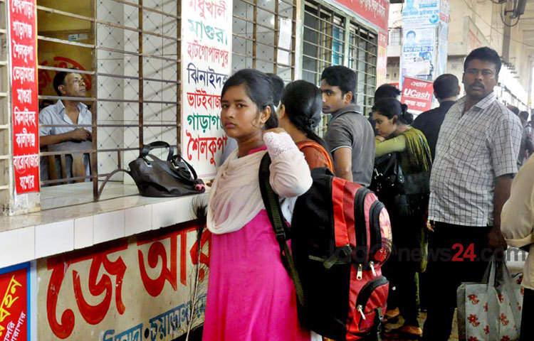 ঈদকে সামনে রেখে টিকিট প্রত্যাশীদের ছোটাছুটি নিয়মিত ঘটনা হলেও রোববার গাবতলীতে দেখা যায় ভিন্ন চিত্র