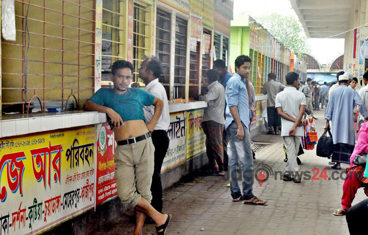 ঈদকে সামনে রেখে টিকিট প্রত্যাশীদের ছোটাছুটি নিয়মিত ঘটনা হলেও রোববার গাবতলীতে দেখা যায় ভিন্ন চিত্র