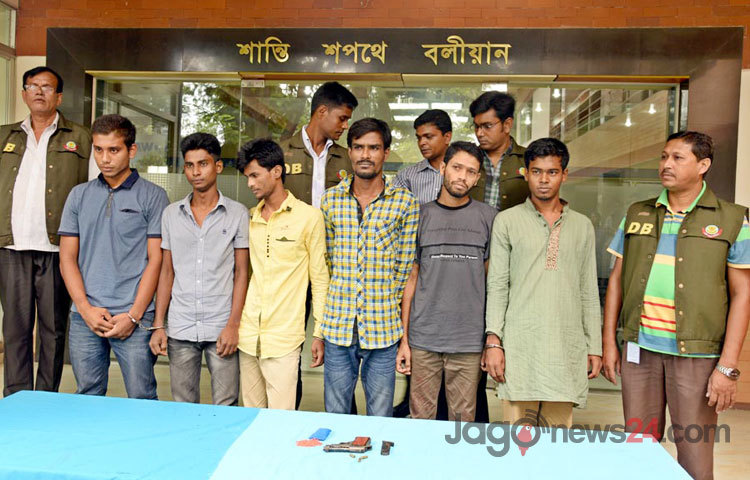 রাজধানীর বাড্ডা থানার মুন্সিবাড়ি এলাকায় অভিযান পরিচালনা করে ৬ জনকে গ্রেফতার করে ডিএমপির গোয়েন্দা ও অপরাধতথ্য বিভাগ