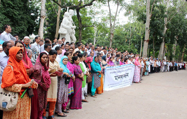 অপরাজেয় বাংলার পাদদেশে রোববার মানববন্ধন করে ঢাকা বিশ্ববিদ্যালয় অফিসার্স অ্যাসোসিয়েশন