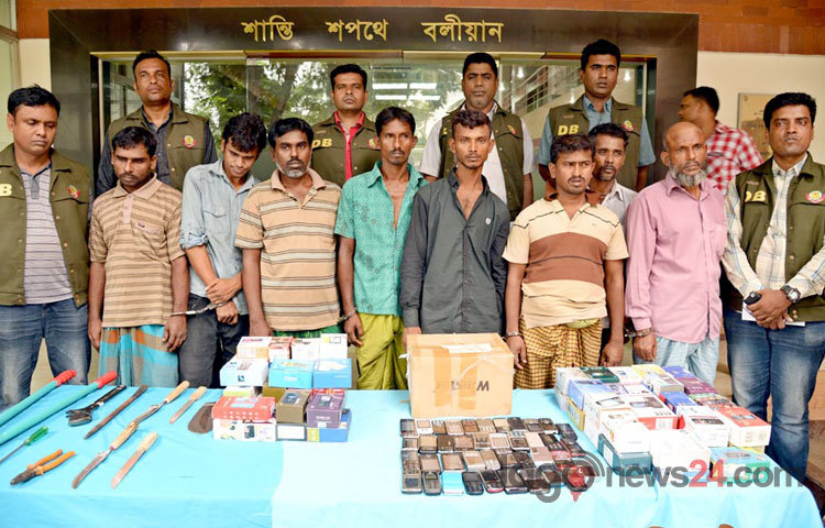 ঢাকা মহানগরে বিশেষ অভিযান পরিচালন করে ডাকাত দলের ৮ সদস্যকে অস্ত্রসহ গ্রেফতার করে ডিবি পুলিশ