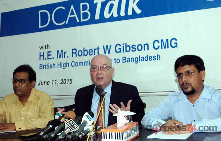 বৃহস্পতিবার জাতীয় প্রেসক্লাবে ডিপ্লোম্যাটিক করেসপন্ডেন্টস অ্যাসোসিয়েশন বাংলাদেশ (ডিকাব) আয়োজিত ডিকাব টক অনুষ্ঠানে ঢাকায় নিযুক্ত ব্রিটিশ হাইকমিশনার রবার্ট ডব্লিউ গিবসন