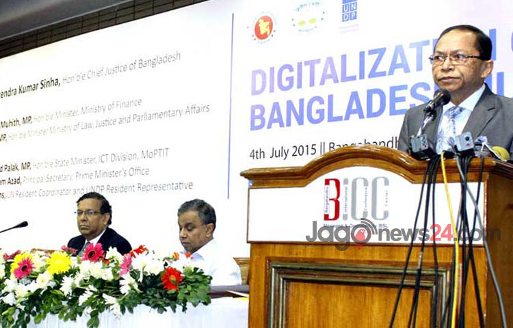শনিবার সকালে বঙ্গবন্ধু আন্তর্জাতিক সম্মেলন কেন্দ্রে &lsquo;ডিজিটালাইজেশন অব বাংলাদেশ জুডিশিয়ারি&rsquo; শীর্ষক এক সেমিনারে উপস্থিত অতিথিবৃন্দ