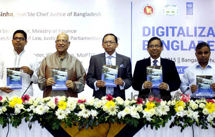 শনিবার সকালে বঙ্গবন্ধু আন্তর্জাতিক সম্মেলন কেন্দ্রে &lsquo;ডিজিটালাইজেশন অব বাংলাদেশ জুডিশিয়ারি&rsquo; শীর্ষক এক সেমিনারে উপস্থিত অতিথিবৃন্দ