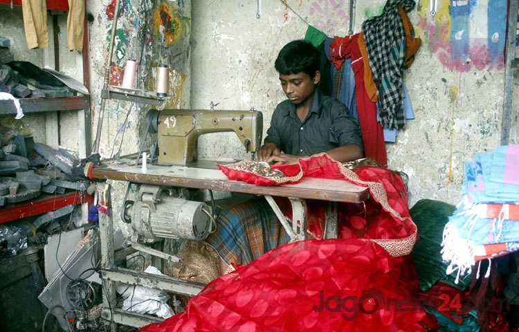 ঈদুল ফিতরকে সামনে রেখে ব্যস্ত সময় পার করছেন রাজধানীর কারিগররা