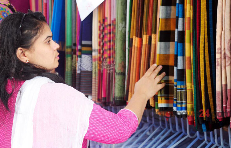 রাজধানীর মার্কেটগুলোতে ঈদের কেনাকাটা করছেন ক্রেতারা। ছবিটি মৌচাক মার্কেট থেকে তোলা