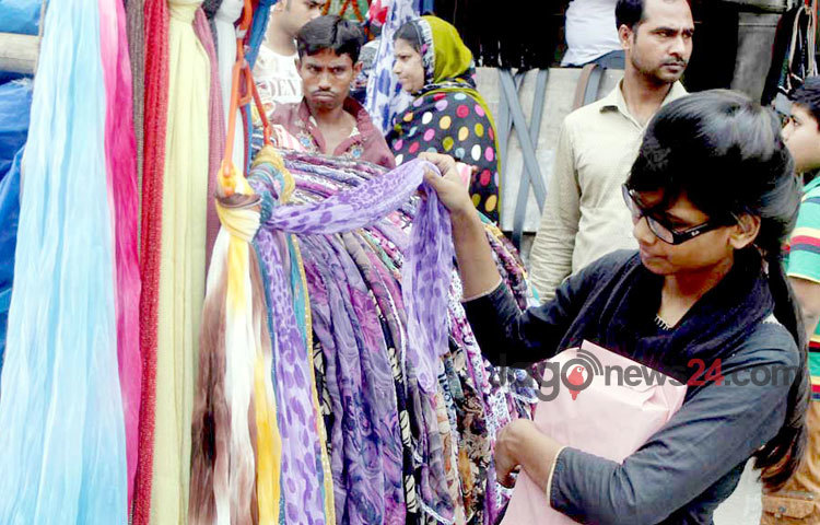 আসন্ন পবিত্র ঈদুল ফিতরকে সামনে রেখে শনিবার ছুটির দিন হওয়া কেনাকাটা সেরে ফেলছেন নগরবাসী।