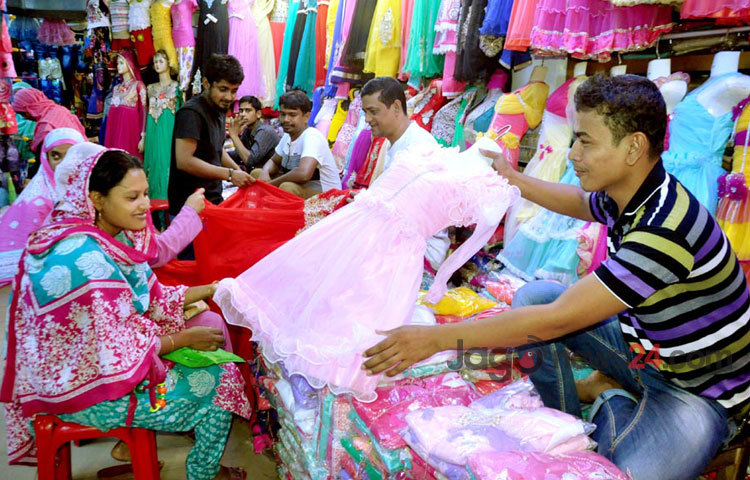 ঈদ সামনে রেখে রাজধানীর বিভিন্ন মার্কেটে ক্রেতা সাধারণের ভিড়