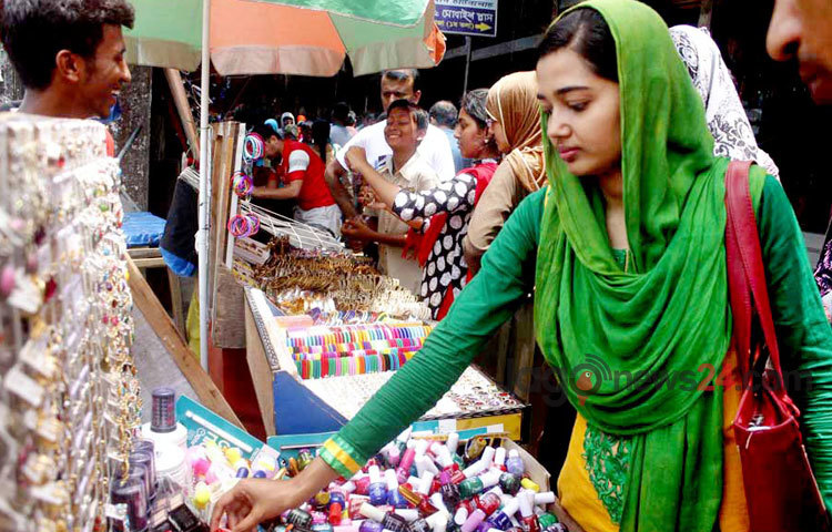 আসন্ন পবিত্র ঈদুল ফিতরকে সামনে রেখে শনিবার ছুটির দিন হওয়া কেনাকাটা সেরে ফেলছেন নগরবাসী।