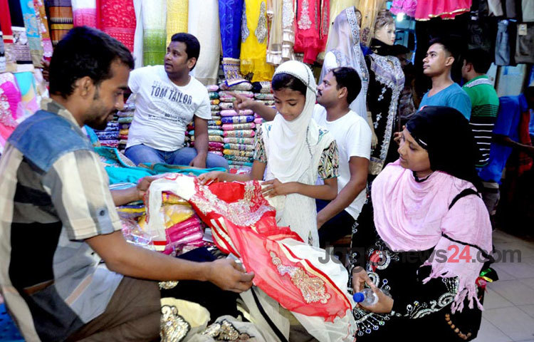 ঈদ সামনে রেখে রাজধানীর বিভিন্ন মার্কেটে ক্রেতা সাধারণের ভিড়