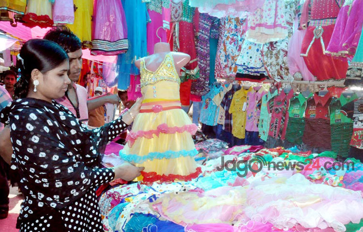 আসন্ন পবিত্র ঈদুল ফিতরকে সামনে রেখে শনিবার ছুটির দিন হওয়া কেনাকাটা সেরে ফেলছেন নগরবাসী।