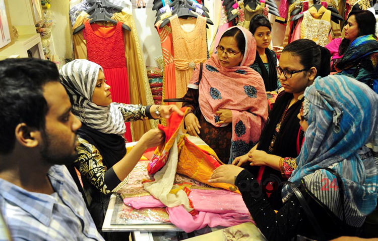 রাজধানীর মার্কেটগুলোতে ঈদের কেনাকাটা করছেন ক্রেতারা। ছবিটি মৌচাক মার্কেট থেকে তোলা