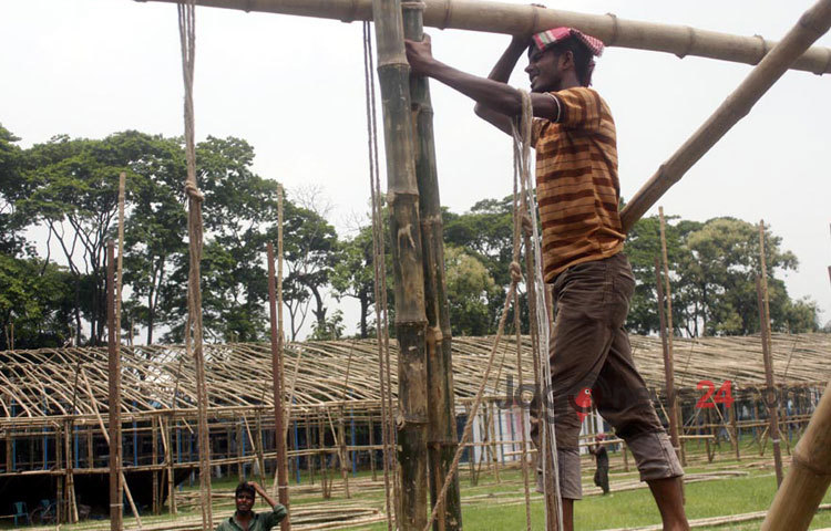 ঈদকে সামনে রেখে রাজধানীর কেন্দ্রীয় ঈদগাঁহ মাঠ প্রস্ততি কাজ চলছে