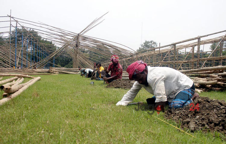 ঈদকে সামনে রেখে রাজধানীর কেন্দ্রীয় ঈদগাঁহ মাঠ প্রস্ততি কাজ চলছে
