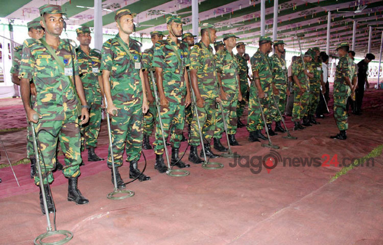 আসন্ন ঈদুল উল ফিতর উপলক্ষে জাতীয় ঈদগাহ মাঠে শেষ মুহূর্তের প্রস্তুতি