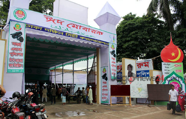 আসন্ন ঈদুল উল ফিতর উপলক্ষে জাতীয় ঈদগাহ মাঠে শেষ মুহূর্তের প্রস্তুতি