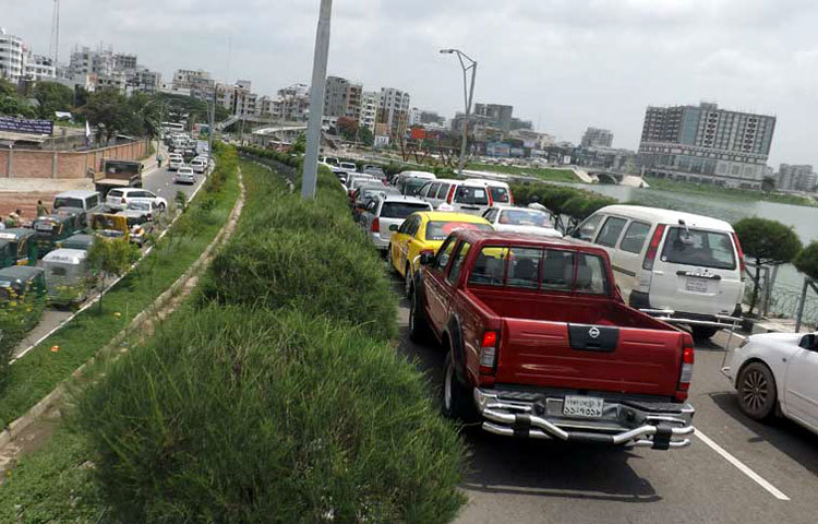তীব্র গরম এবং যানজটে অতিষ্ঠ রাজধানীবাসী। ছবিটি বৃহস্পতিবার হাতিরঝিল এলাকা থেকে তোলা