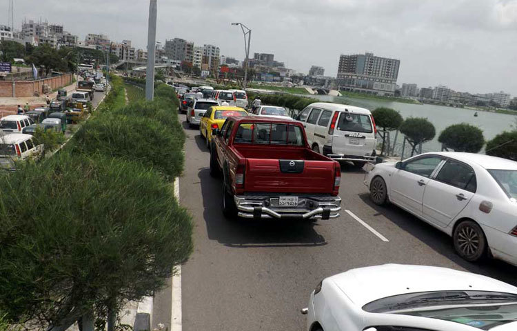 তীব্র গরম এবং যানজটে অতিষ্ঠ রাজধানীবাসী। ছবিটি বৃহস্পতিবার হাতিরঝিল এলাকা থেকে তোলা