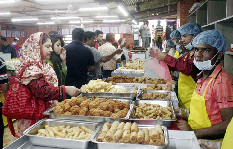 পবিত্র মাহে রমজান মাস এলেই ব্যস্ত হয়ে পড়ে বাহারি ইফতারির বাজার। ছবিটি রাজধানীর বেইলি রোড থেকে তোলা