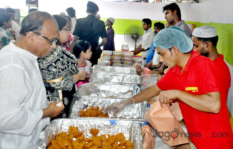 ফখরুদ্দিনের ইফতারি কিনতে ক্রেতাদের উপচে পড়া ভীড়