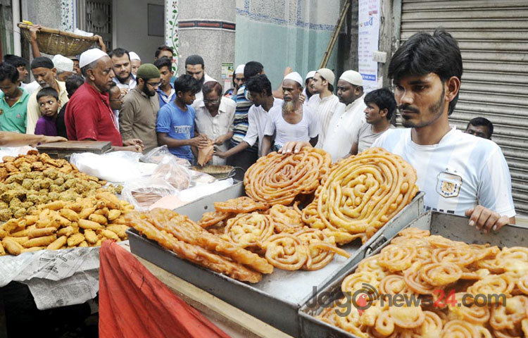 পবিত্র মাহে রমজান উপলক্ষে চকবাজারে বাহারি সব ইফতারির পসরা সাজিয়ে বসেছেন ব্যবসায়ীরা