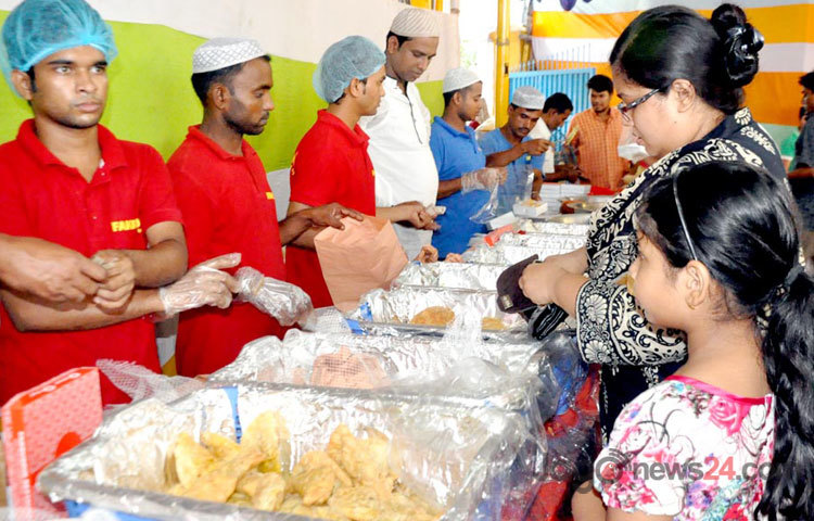 ফখরুদ্দিনের ইফতারি কিনতে ক্রেতাদের উপচে পড়া ভীড়