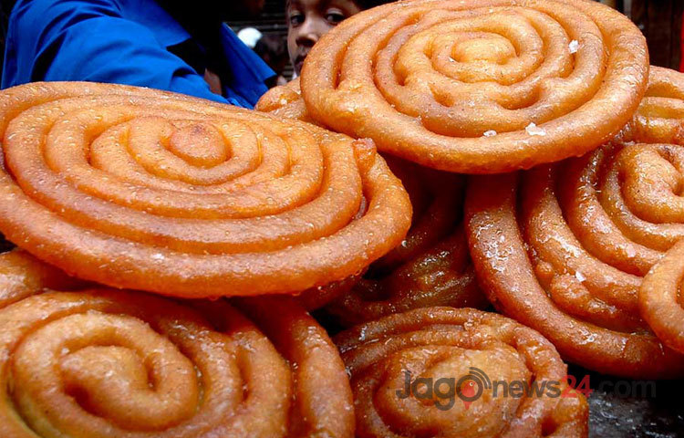 পবিত্র মাহে রমজান উপলক্ষে চকবাজারে বাহারি সব ইফতারির পসরা সাজিয়ে বসেছেন ব্যবসায়ীরা