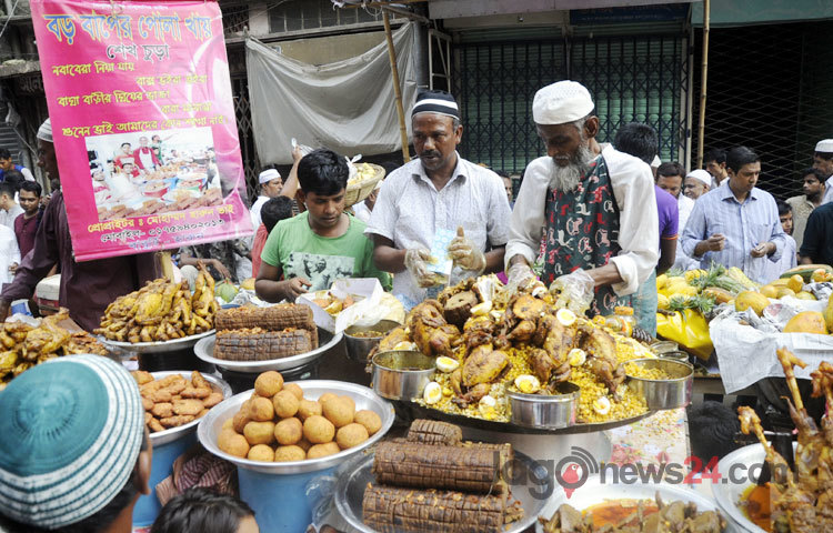 পবিত্র মাহে রমজান উপলক্ষে চকবাজারে বাহারি সব ইফতারির পসরা সাজিয়ে বসেছেন ব্যবসায়ীরা