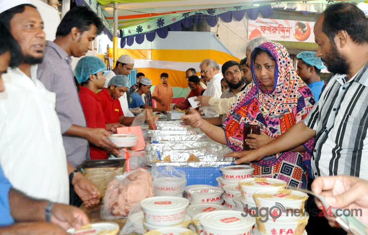 ফখরুদ্দিনের ইফতারি কিনতে ক্রেতাদের উপচে পড়া ভীড়