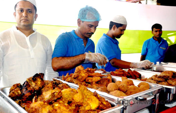 ফখরুদ্দিনের ইফতারি কিনতে ক্রেতাদের উপচে পড়া ভীড়