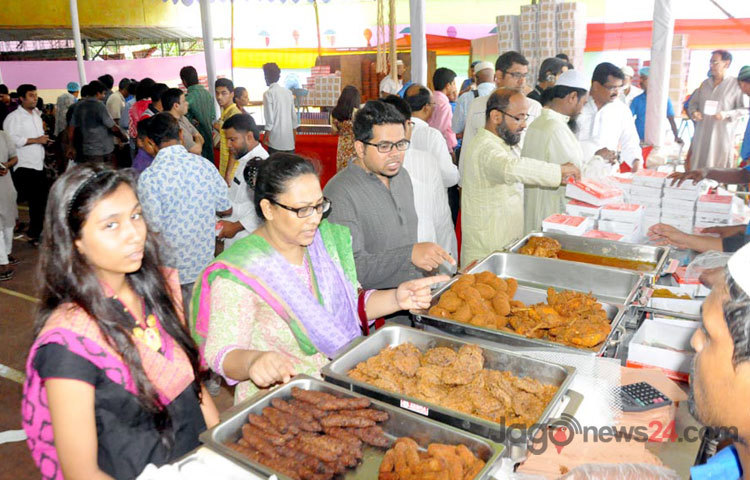 ফখরুদ্দিনের ইফতারি কিনতে ক্রেতাদের উপচে পড়া ভীড়