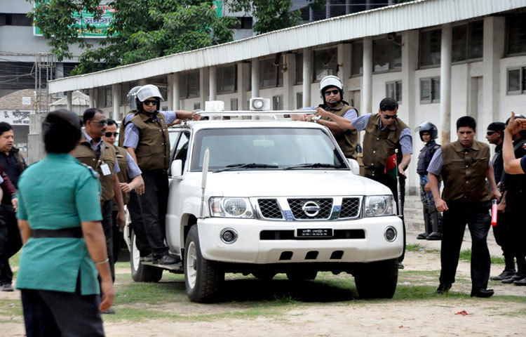 জিয়া অরফানেজ ও চ্যারিটেবল ট্রাস্ট মামলায় হাজিরা দিতে সোমবার সকাল ১০ টা ৫০ মিনিটে বকশিবাজারের আলিয়া মাদরাসায় অবস্থিত বিশেষ আদালতে যান বিএনপি চেয়ারপারসন বেগম খালেদা জিয়া।