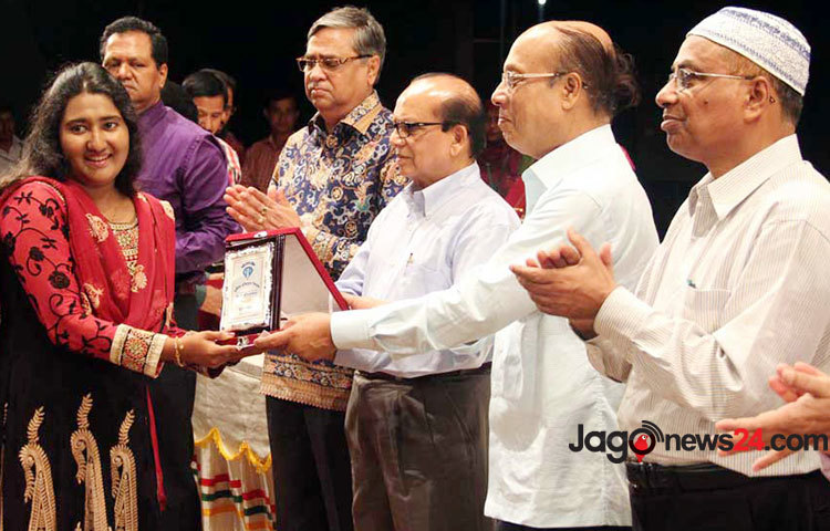 রোববার জাতীয় নাট্যশালা অটোরিয়ামে দুর্নীতি বিরোধী বিতর্ক প্রতিযোগিতার পুরস্কার বিতরন অনুষ্ঠানে উপস্থিত অতিথিবৃন্দ।