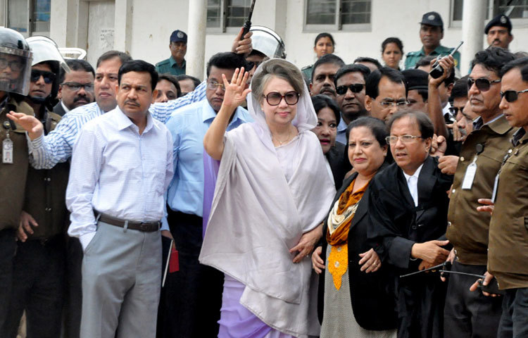 জিয়া অরফানেজ ও চ্যারিটেবল ট্রাস্ট মামলায় হাজিরা দিতে সোমবার সকাল ১০ টা ৫০ মিনিটে বকশিবাজারের আলিয়া মাদরাসায় অবস্থিত বিশেষ আদালতে যান বিএনপি চেয়ারপারসন বেগম খালেদা জিয়া।