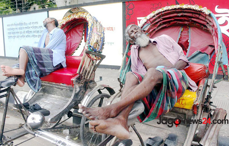 শনিবার দুপুরের কড়া রোদ থেকে রেহাই পেতে ছায়ায় রিকশা শ্রমিকরা। ঢাবি এলাকা থেকে তোলা।
