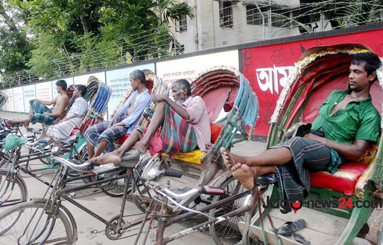 শনিবার দুপুরের কড়া রোদ থেকে রেহাই পেতে ছায়ায় রিকশা শ্রমিকরা। ঢাবি এলাকা থেকে তোলা।