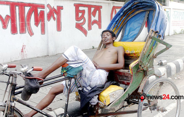 শনিবার দুপুরের কড়া রোদ থেকে রেহাই পেতে ছায়ায় রিকশা শ্রমিকরা। ঢাবি এলাকা থেকে তোলা।