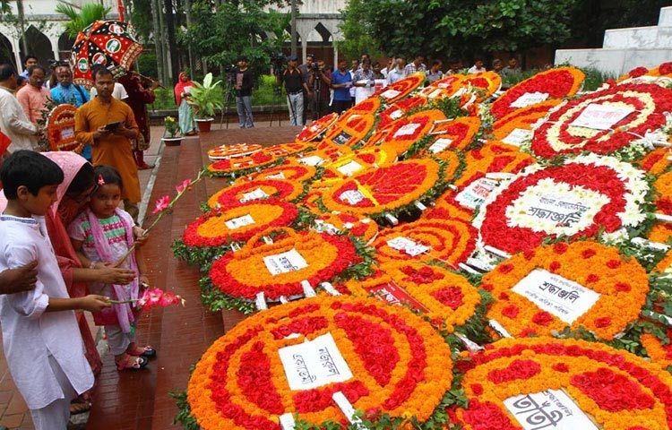 ১১৬ তম জন্মদিনে জাতীয় কবি কাজী নজরুল ইসলামের সমাধিতে পরিবারসহ রাজনৈতিক, সামাজিক- সাংস্কৃতিক সংগঠনগুলো সবাই ফুল দিয়ে শ্রদ্ধা নিবেদন করেন।