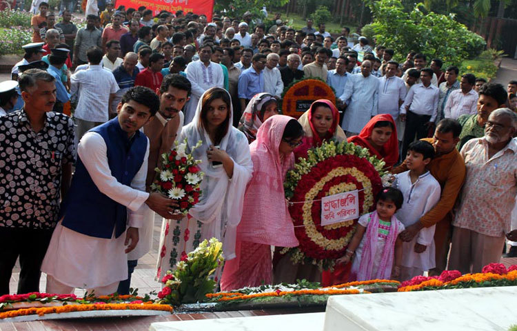 ১১৬ তম জন্মদিনে জাতীয় কবি কাজী নজরুল ইসলামের সমাধিতে পরিবারসহ রাজনৈতিক, সামাজিক- সাংস্কৃতিক সংগঠনগুলো সবাই ফুল দিয়ে শ্রদ্ধা নিবেদন করেন।