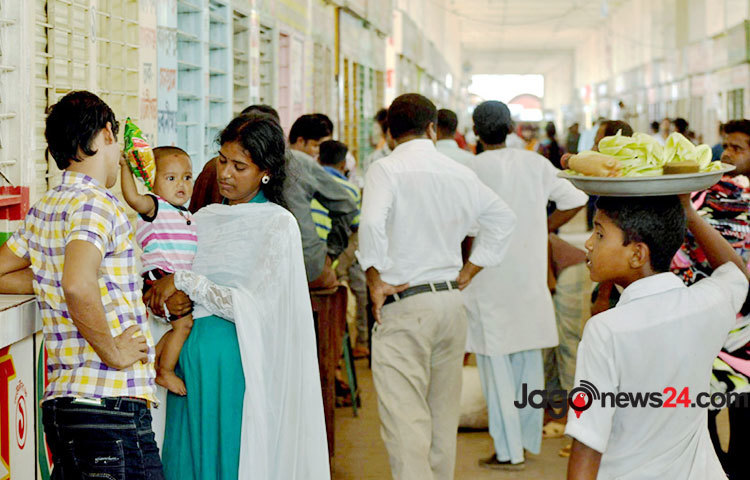 দক্ষিণ-পশ্চিমাঞ্চলের পরিবহন ধর্ঘটে বন্ধ রাজধানীর গাবতলী বাস কাউন্টার।