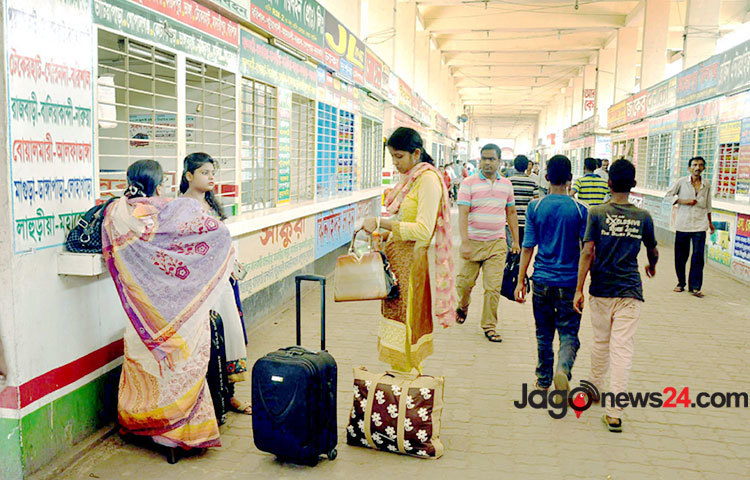 দক্ষিণ-পশ্চিমাঞ্চলের পরিবহন ধর্ঘটে বন্ধ রাজধানীর গাবতলী বাস কাউন্টার।