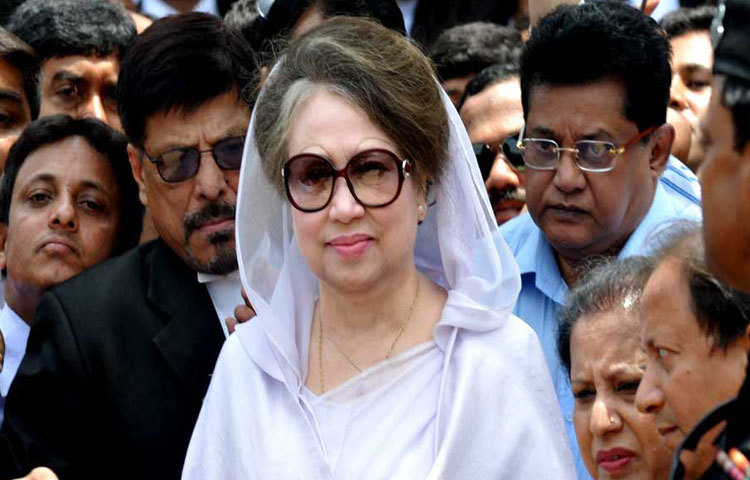 জিয়া অরফানেজ ও চ্যারিটেবল ট্রাস্ট মামলায় হাজিরা দিতে সোমবার সকাল ১০ টা ৫০ মিনিটে বকশিবাজারের আলিয়া মাদরাসায় অবস্থিত বিশেষ আদালতে যান বিএনপি চেয়ারপারসন বেগম খালেদা জিয়া।