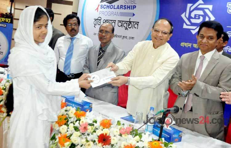 রাজধানীর অফিসার্স ক্লাবে বৃহস্পতিবার শাহজালাল ইসলামী ব্যাংকের বৃত্তি প্রদান অনুষ্ঠানে বাংলাদেশ ব্যাংকের গর্ভনর ড. আতিউর রহমান