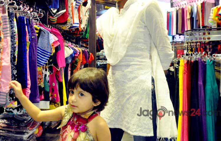 ঈদের কেনাকাটা মানেই আনন্দ, শিশুদের আনন্দ একটু বেশিই হয়। রাজধানীর বসুন্ধরা সিটি শপিং মলে পছন্দের পোশাক হাতে উচ্ছ্বসিত এক শিশু