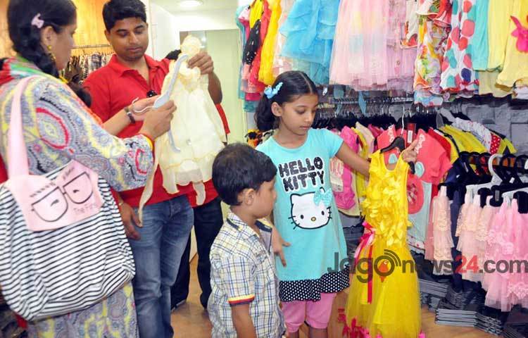 পবিত্র ঈদুল ফিতরকে সামনে রেখে রাজধানীর বেইলি রােড ক্রেতাদের ভিড়ে জমজমাট হয়ে উঠেছে&nbsp;