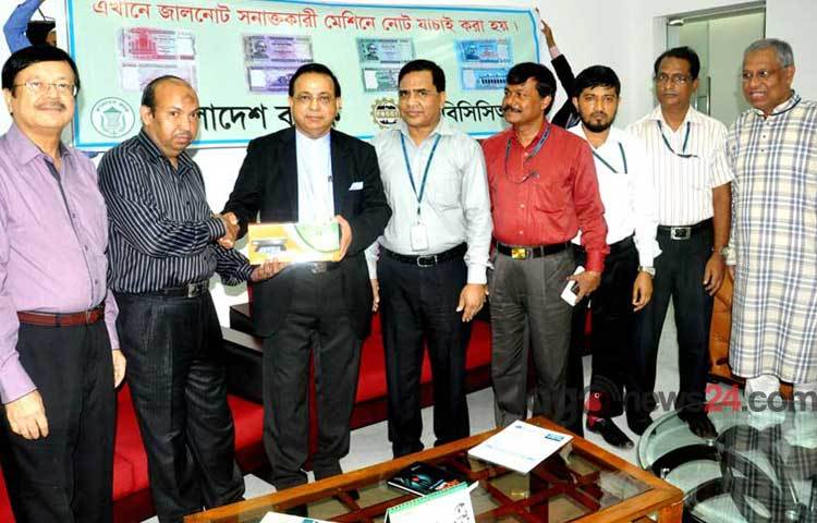 জাল নোট সনাক্তে এফবিসিসিআইয়ের সভাপতি আবদুল মাতলুব আহমাদের কাছে ২০০টি জাল নোট সনাক্তকারী মেশিন হস্তান্তর করেন বাংলাদেশ ব্যাংকের মহা-ব্যবস্থাপক মোঃ মোসলেম উদ্দিন